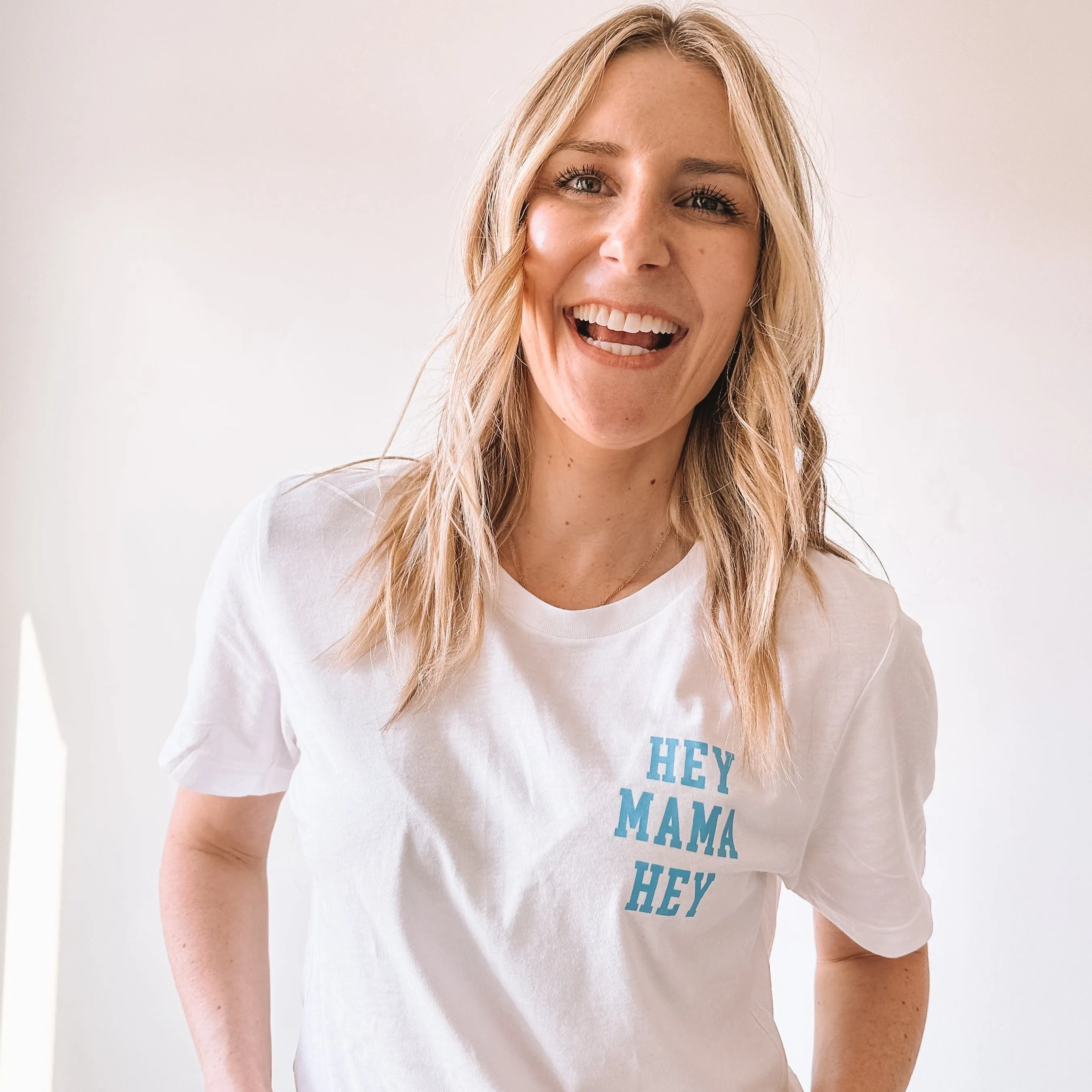 LMSS X JENN HALLAK - Hey Mama Hey (Pocket Design) - Unisex Tee